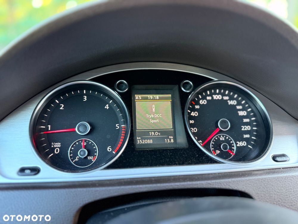 Volkswagen Passat 2.0 TDI Highline - 33
