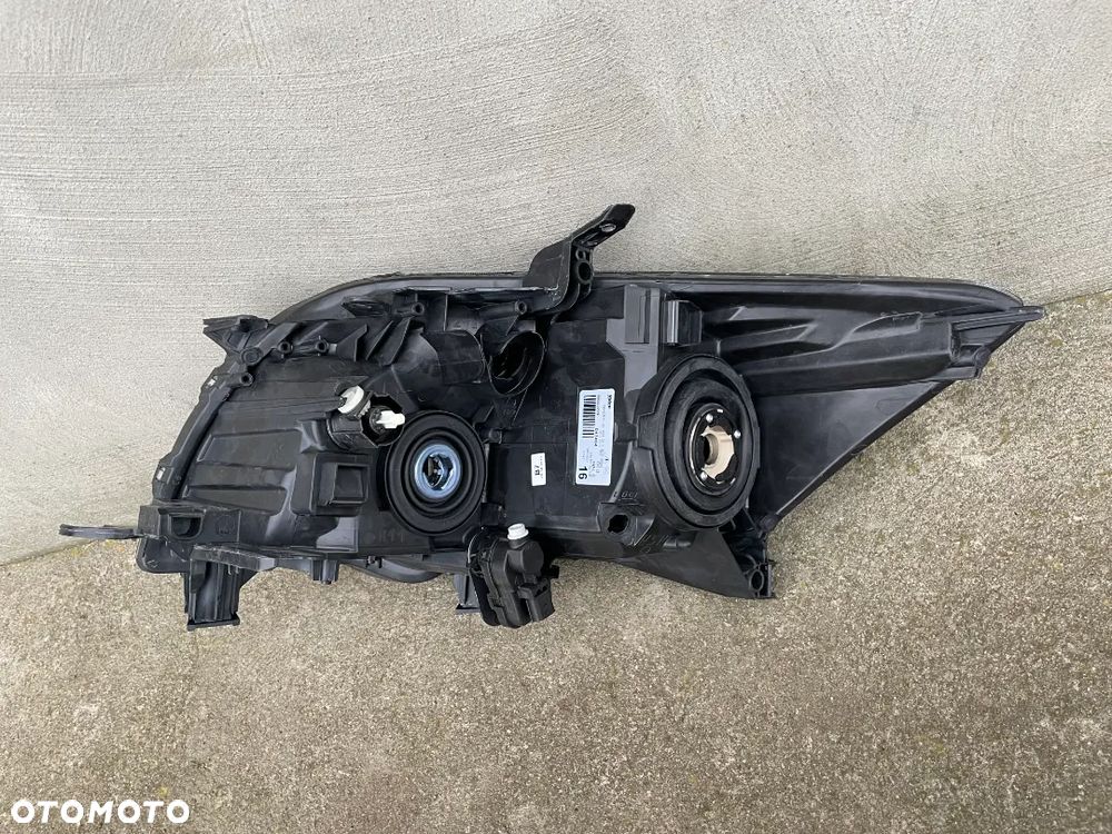 LAMPA PRAWA TOYOTA AURIS E15 2006-2010 - NOWA VALEO SATYNA - 2