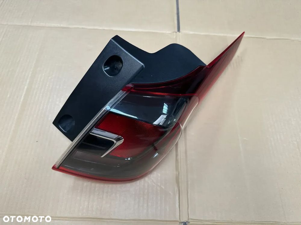 OPEL CROSSLAND X LAMPA PRAWA TYLNA - 1