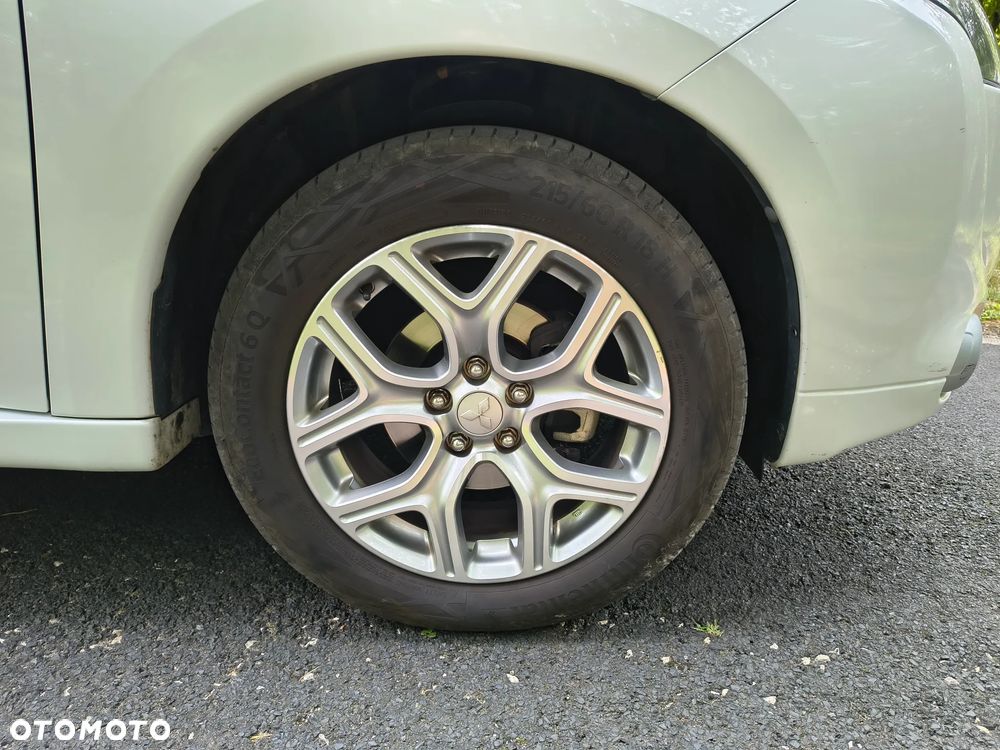 Mitsubishi Outlander Instyle NAVI + - 26