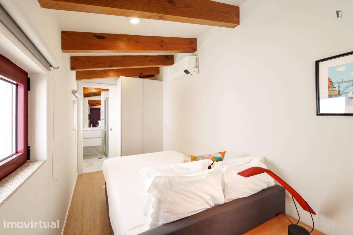 Quarto - localizado em Lordelo do Ouro Porto - Grande imagem: 3/24