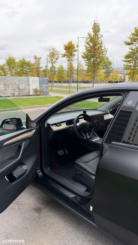 Tesla Model Y Performance Dual Motor AWD - 39