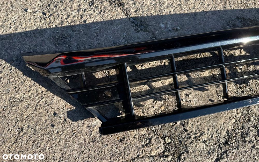 VOLVO XC60 LIFT R-DESIGN KRATKA ŚRODKOWA PRZÓD ZDERZAK 32234959 - 2