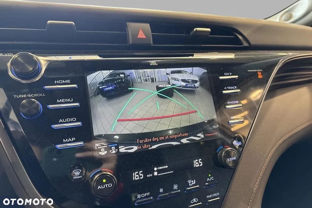 Toyota Camry Luxury - 10