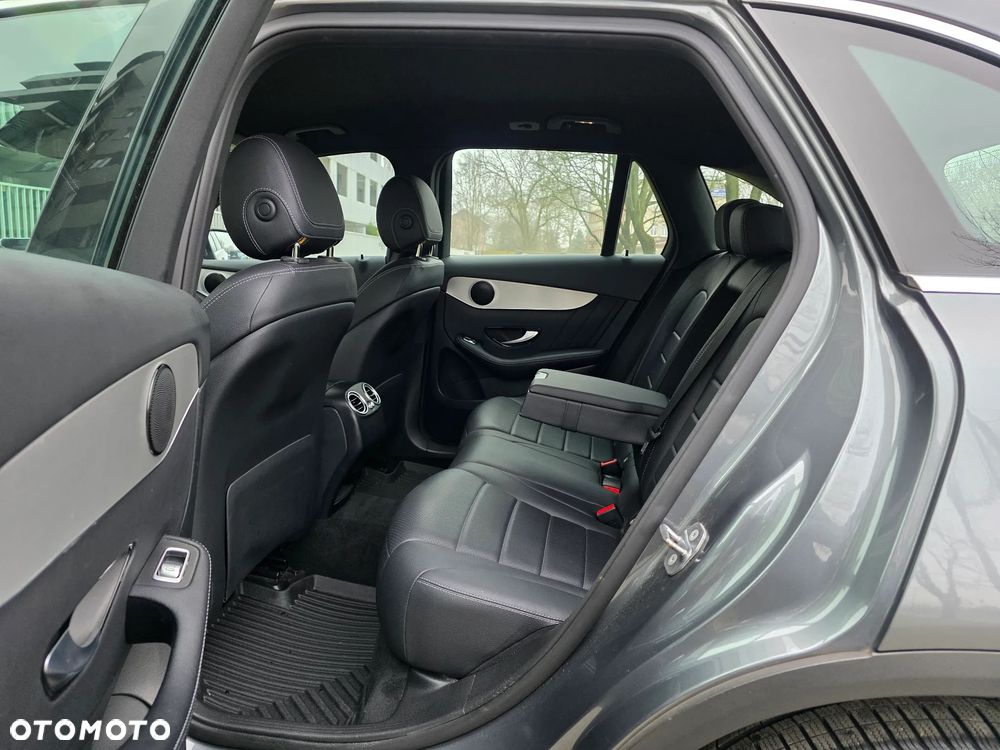 Mercedes-Benz GLC 250 4Matic 9G-TRONIC AMG Line - 23
