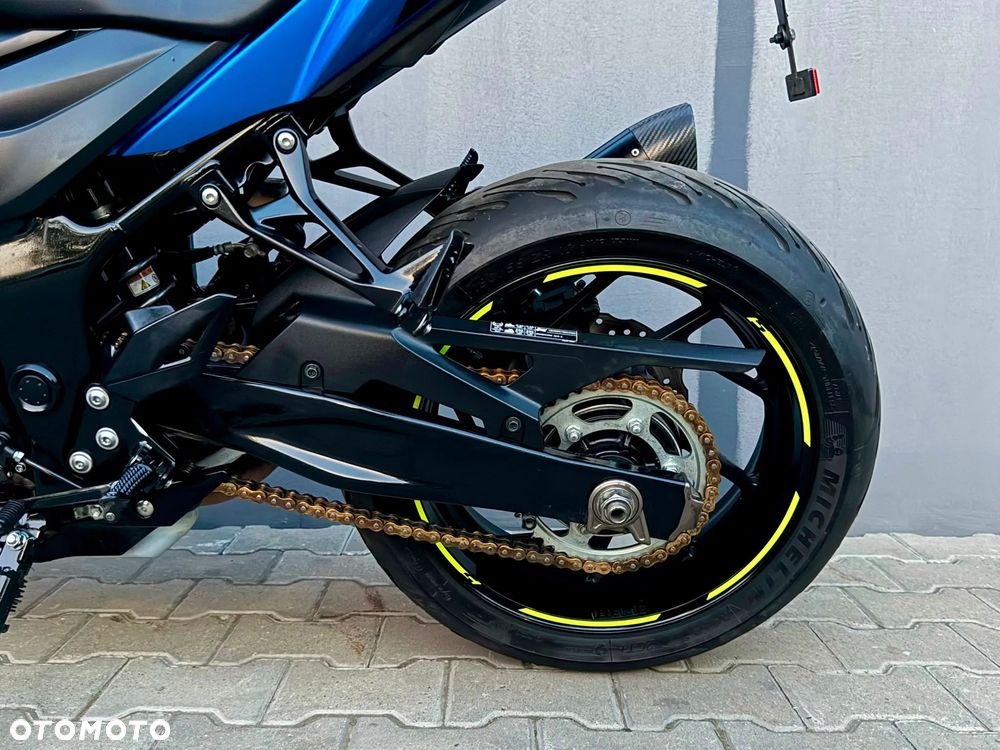 Suzuki GSX - 12