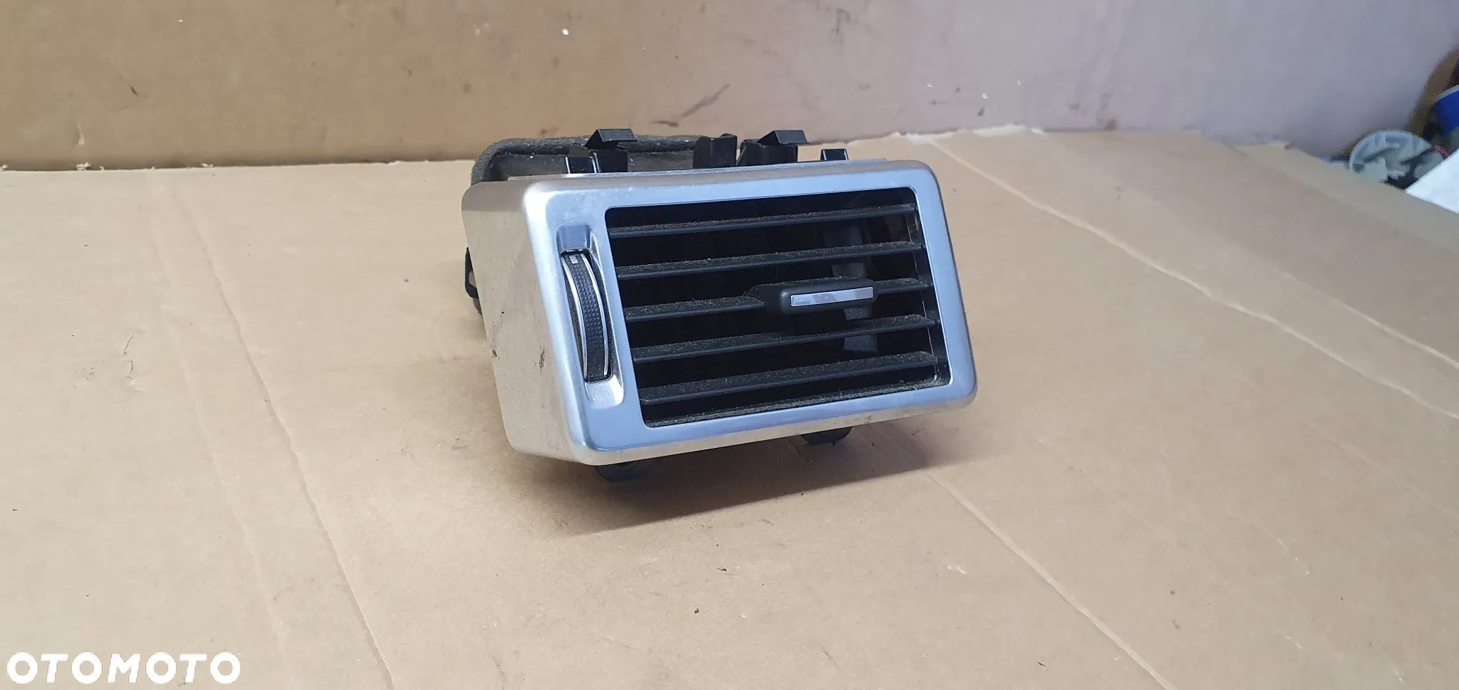 Kratka nawiewu powietrza lewy przód Land Rover Discovery Sport L550 FK72-018B08-AD - 3