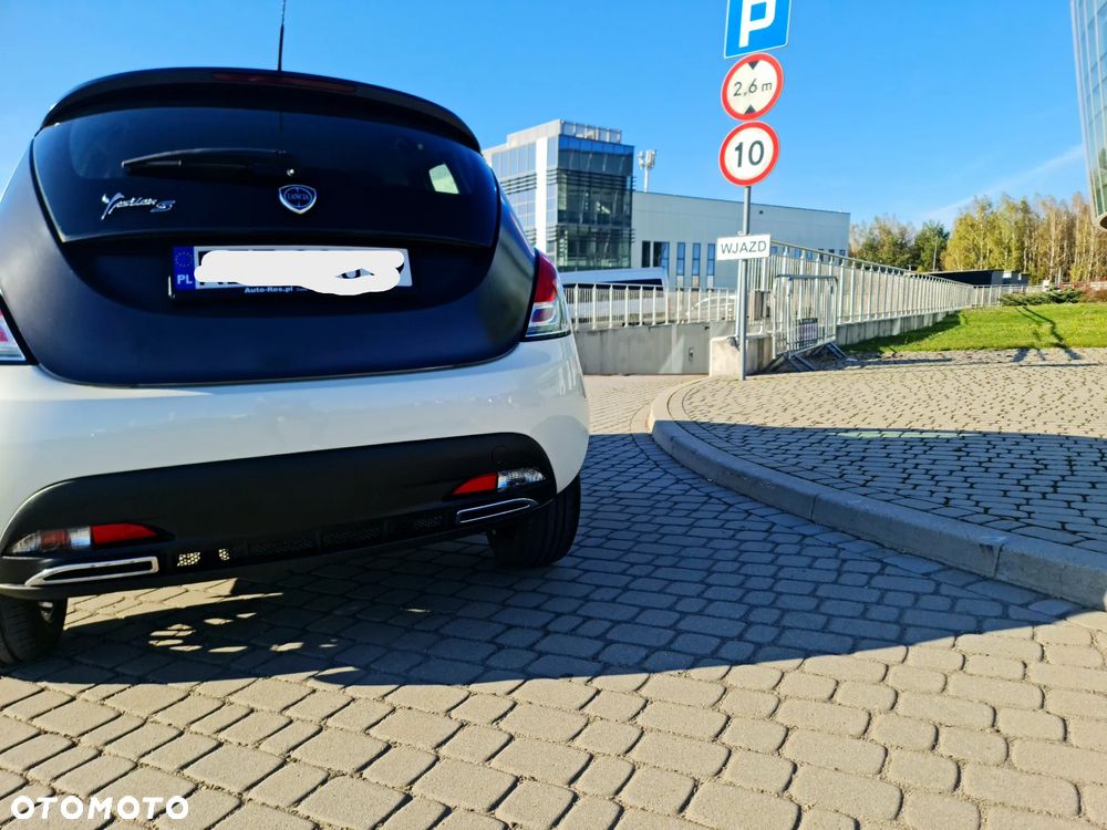 Lancia Ypsilon 1.2 8V Momo S&S - 8