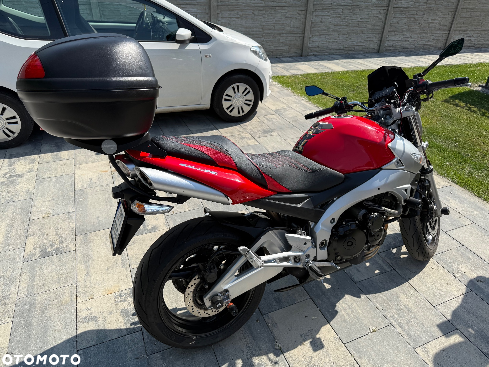 Suzuki GSR - 11