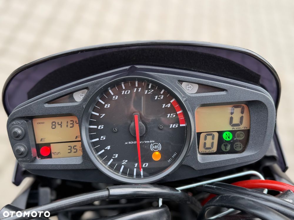 Suzuki GSR - 8