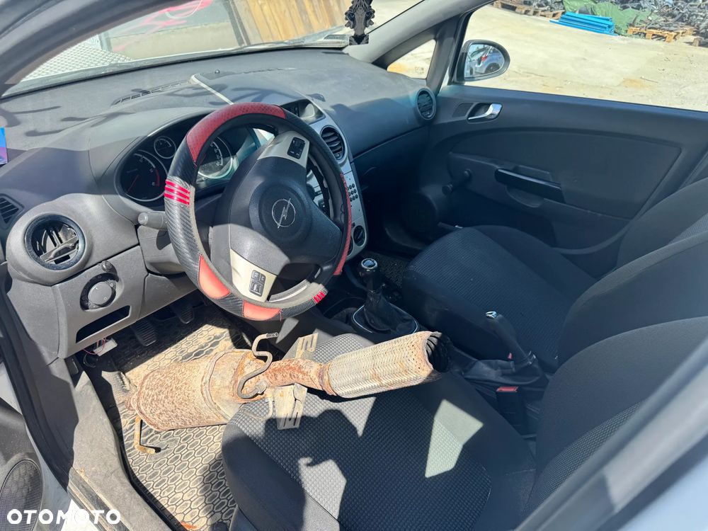 OPEL CORSA 2008 *SAMOCHÓD NA CZĘŚCI* 5238  MASKA, LAMPA, DRZWI, LUSTERKO, ZDERZAK, GRILL, BŁOTNIK, KLAPA, BELKA, DESKA, FOTELE, KANAPA, ĆWIARTKA KIEROWNICA, TARCZE, ZACISKI, ZAWIESZENIE, KOMPLETNY PRZÓD, KOMPLETNY TYŁ, LICZNIK, ZEGARY, PRAWE LEWE PRZÓD TYŁ - 5