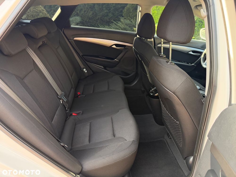 Hyundai i40 Kombi blue 1.6 Family - 18