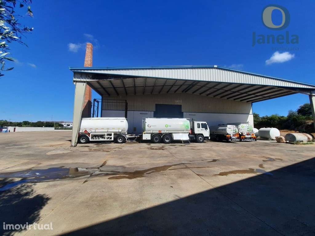 Fábrica com 2310 m2, com armazém, balneários, refeitório, em zona i... - Grande imagem: 3/22