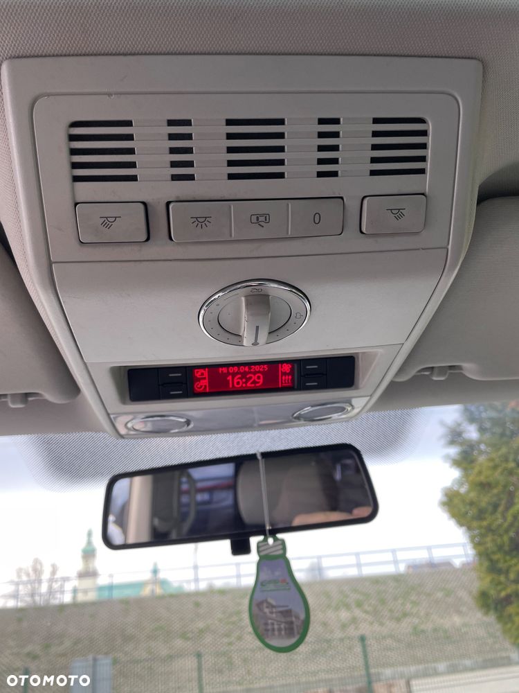 Volkswagen Caravelle - 27