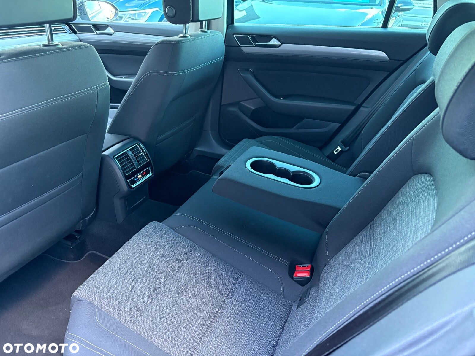 Volkswagen Passat 2.0 TDI Business DSG - 14