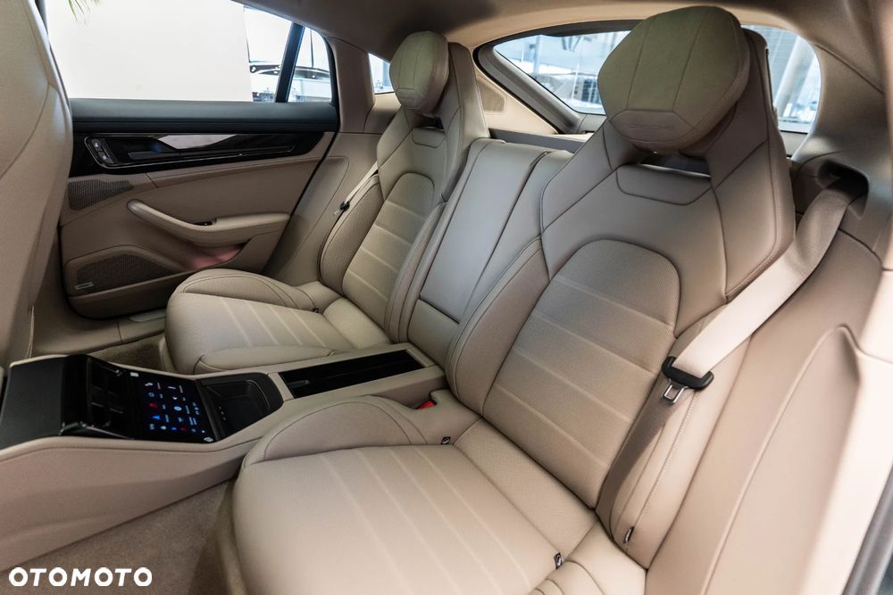 Porsche Panamera 4 E-Hybrid PHEV - 12