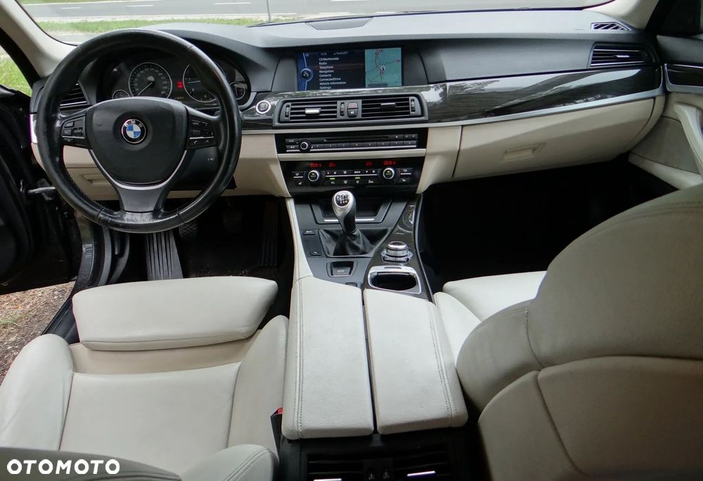 BMW Seria 5 525d - 29