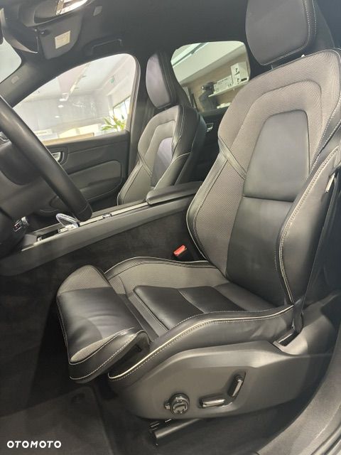 Volvo XC 60 B4 B Plus Dark - 12