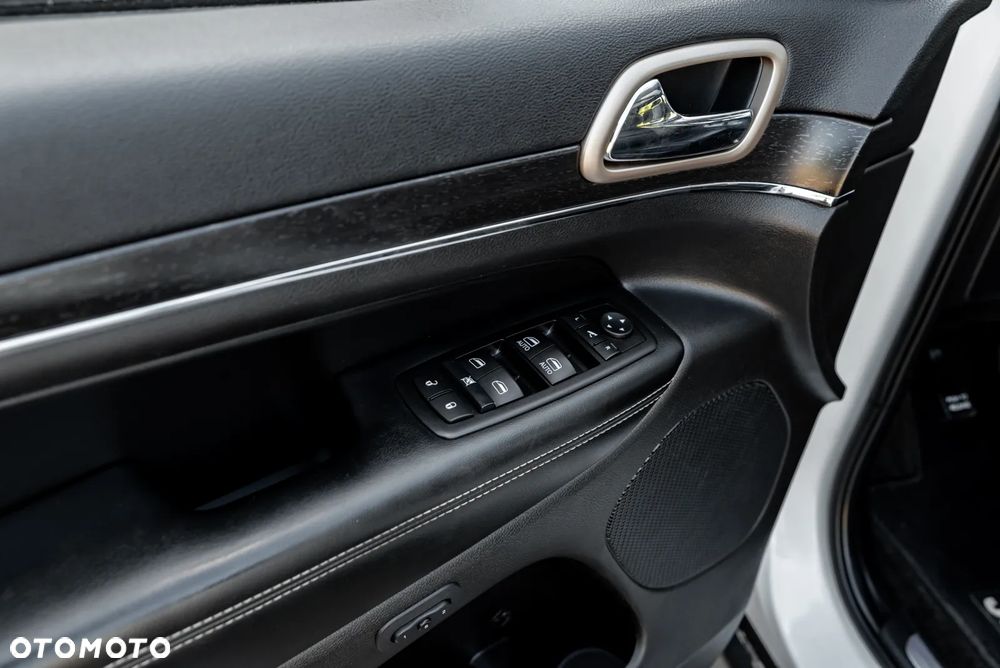 Jeep Grand Cherokee - 24