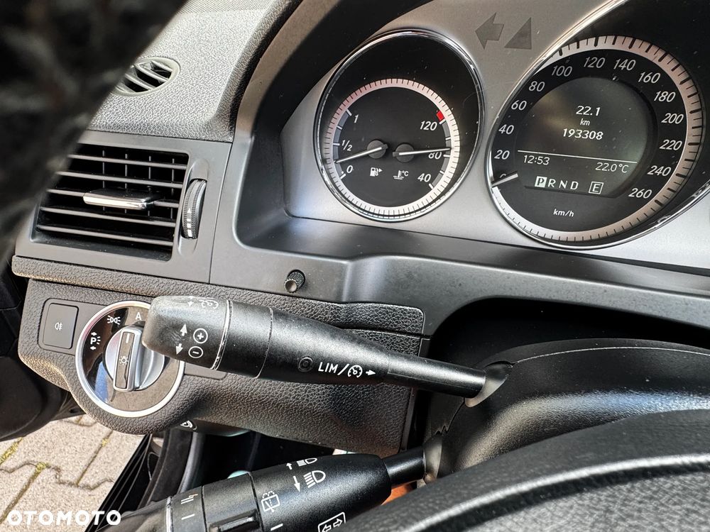 Mercedes-Benz Klasa C 180 CGI Automatik BlueEFFICIENCY Avantgarde - 26