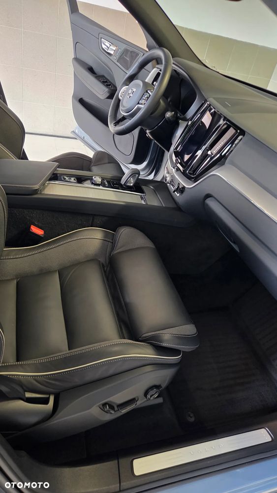 Volvo XC 60 B4 D AWD R-Design - 3
