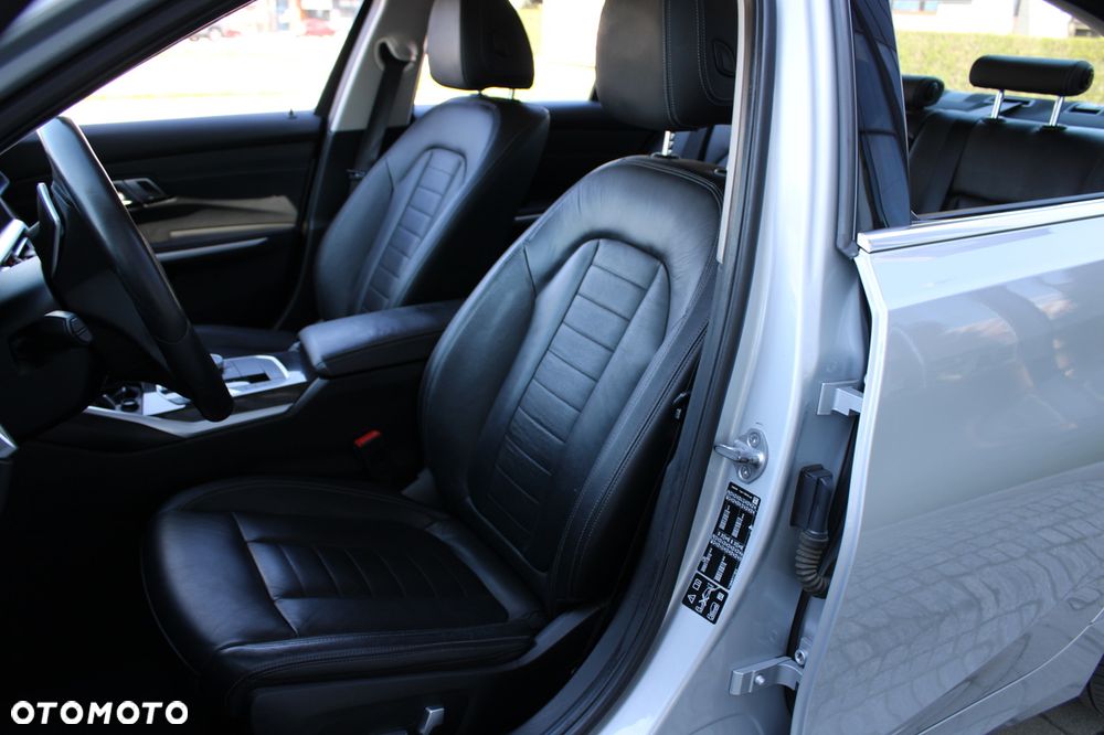 BMW Seria 3 330i Sport Line - 27