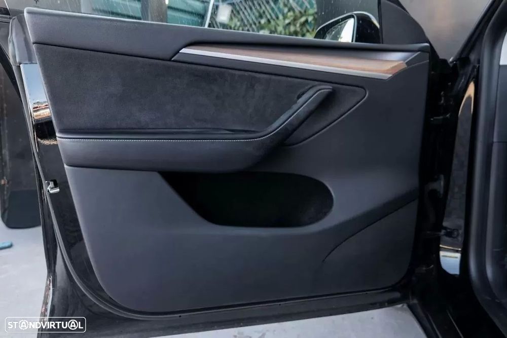 Tesla Model Y Long Range Dual Motor AWD - 11