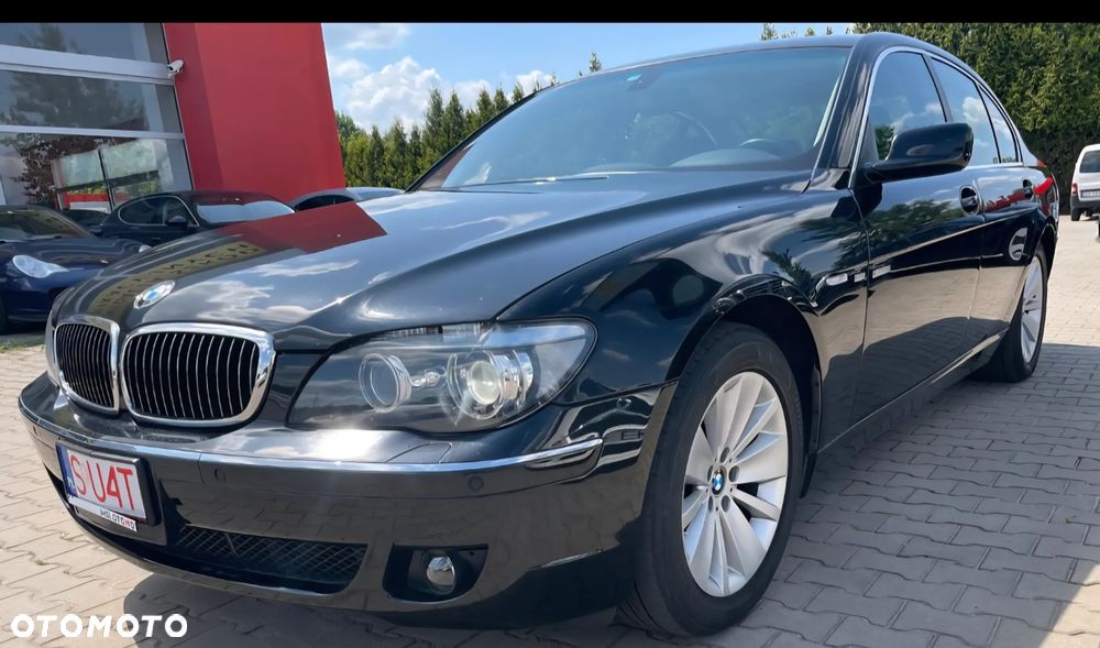 BMW Seria 7 750i - 8