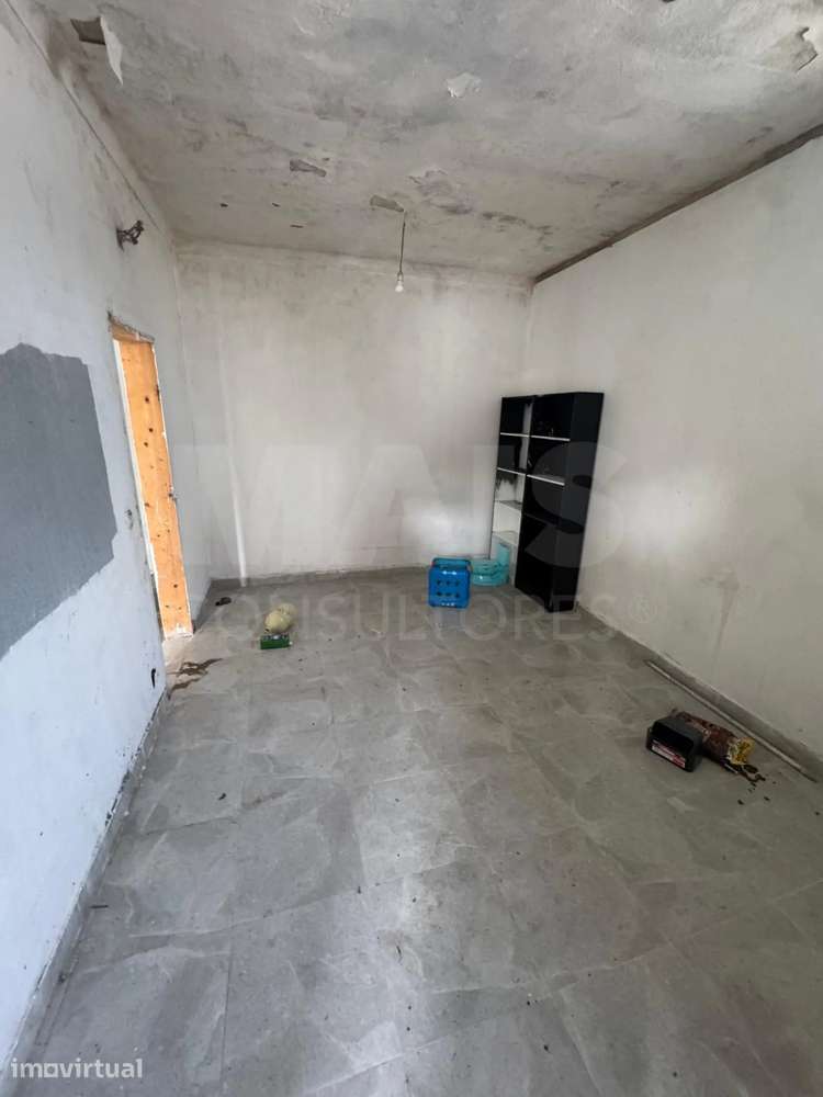 Oportunidade em Calhandriz: Moradia T2 Semi-Remodelada com Opção Ch... - Grande imagem: 3/13