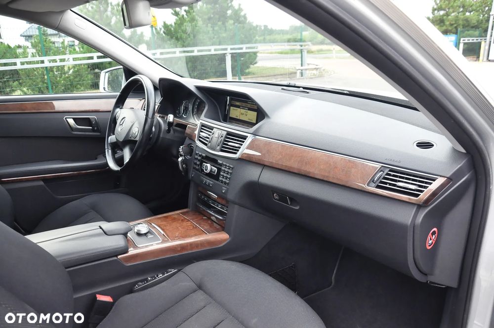 Mercedes-Benz Klasa E 250 CGI BlueEFFICIENCY 7G-TRONIC Elegance - 25