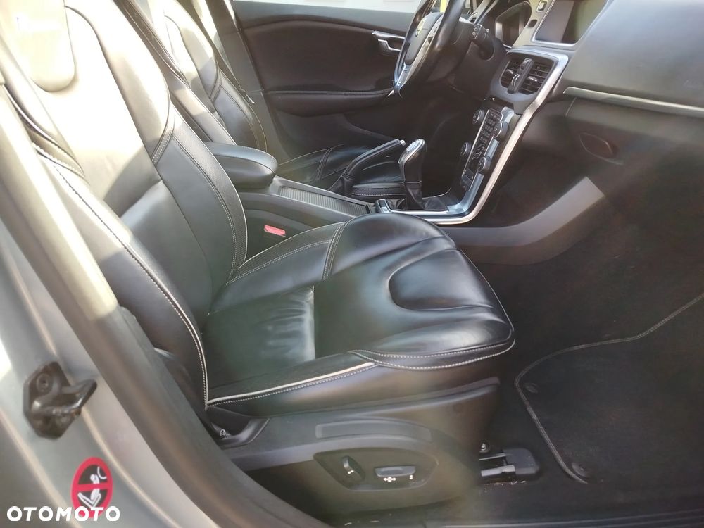 Volvo V40 D2 R Design - 9