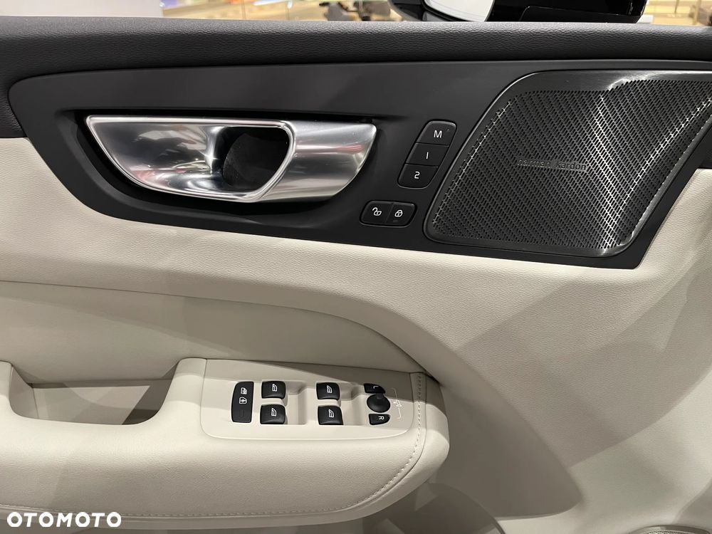 Volvo XC 60 T6 Plug-In Hybrid AWD Ultra Dark - 9