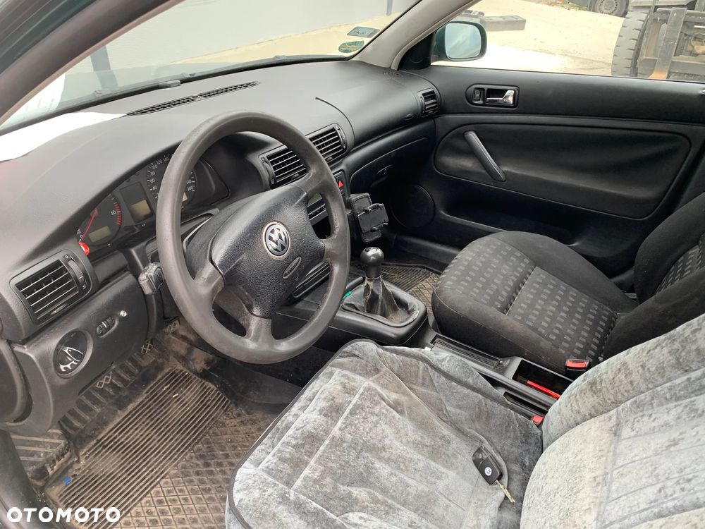 VOLKSWAGEN PASSAT 2000 *SAMOCHÓD NA CZĘŚCI* 1286 MASKA, LAMPA, DRZWI, LUSTERKO, ZDERZAK, GRILL, BŁOTNIK, KLAPA, BELKA, DESKA, FOTELE, KANAPA, ĆWIARTKA KIEROWNICA, TARCZE, ZACISKI, ZAWIESZENIE, KOMPLETNY PRZÓD, KOMPLETNY TYŁ, LICZNIK, ZEGARY, PRAWE LEWE PRZÓD TYŁ - 5