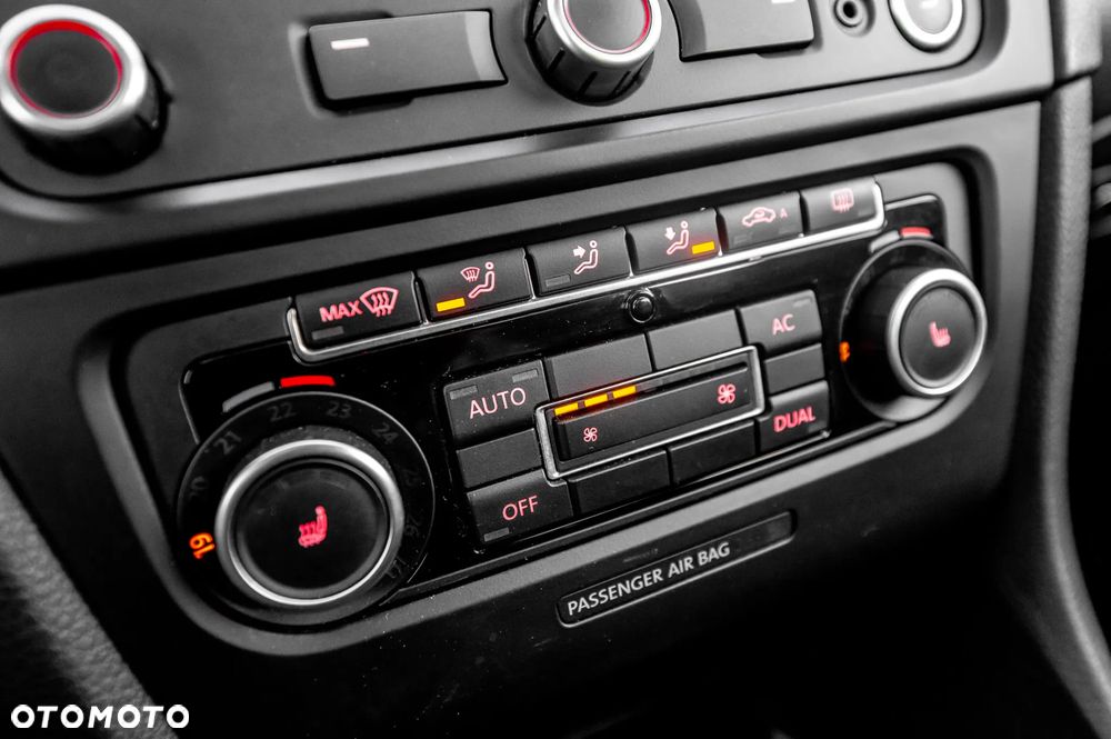 Volkswagen Golf 2.0 TDI DPF Highline - 29