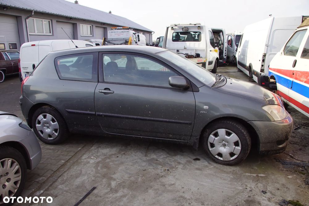 Auto na części - Toyota Corolla E12 1.4 VVT-i 97 KM 4ZZ-FE MTM 1C3 2002R Silnik Skrzynia Drzwi Maska Klapa Zderzak Błotnik Szyba Klamka Lampa Lusterko Deska Kokpit Sterownik Moduł Czujnik Licznik Panel Kierownica - 6