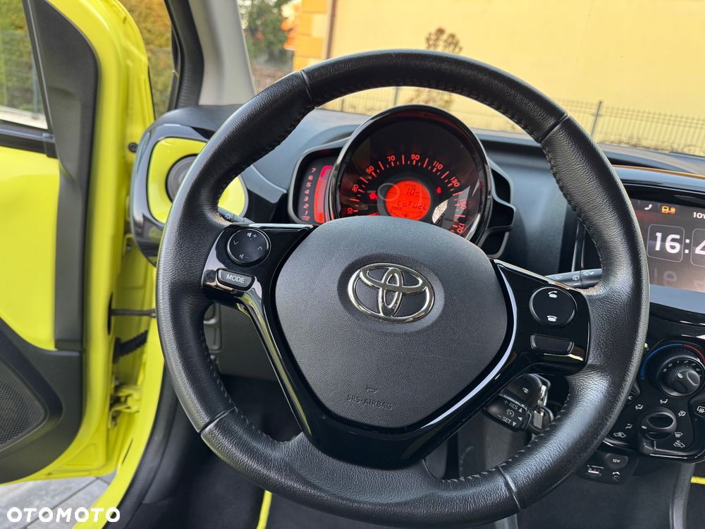 Toyota Aygo x mit x-business Paket - 36