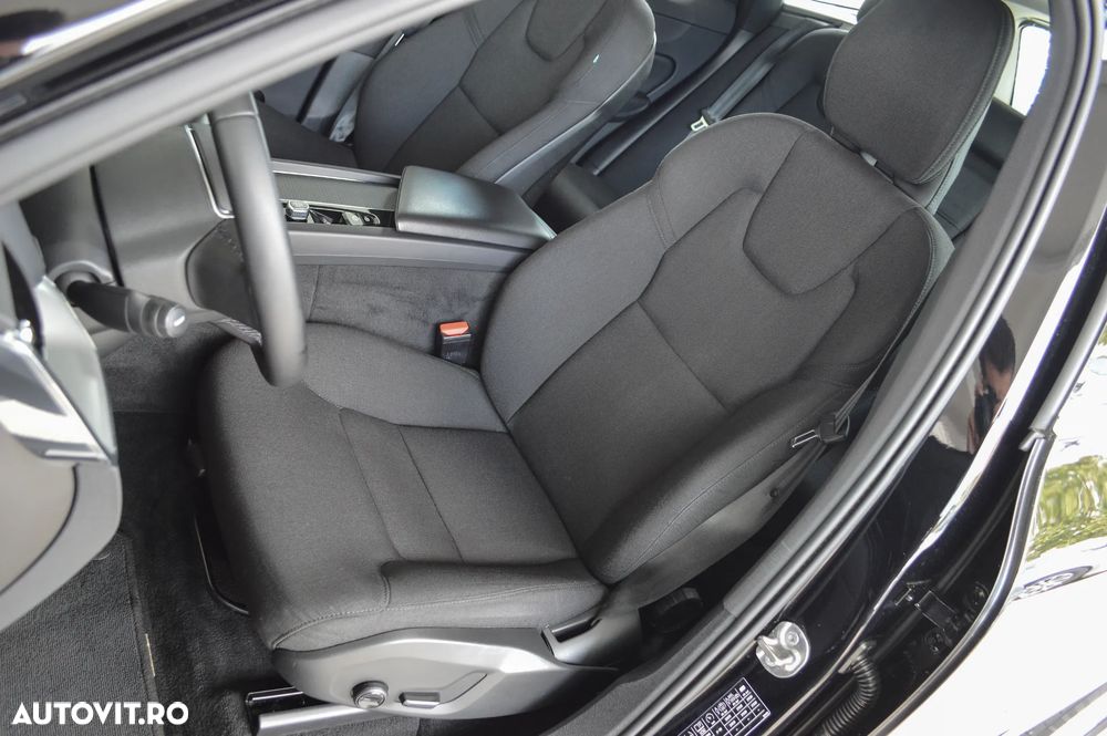 Volvo XC 60 B4 MHEV AT AWD Plus Dark - 13