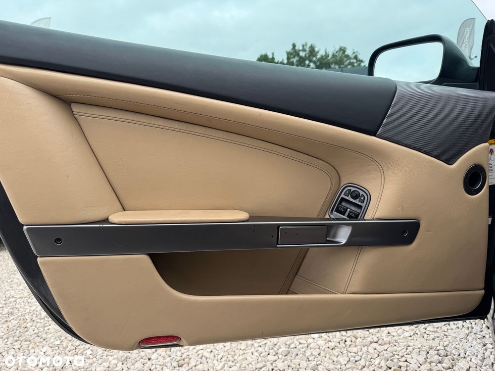 Aston Martin DB9 - 13
