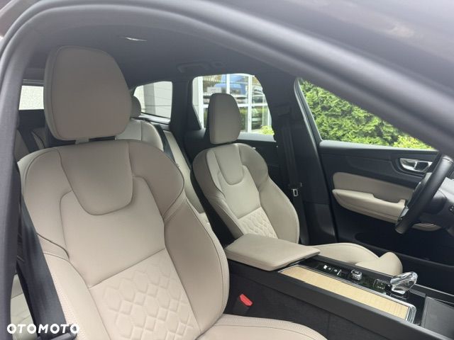 Volvo XC 60 B5 B AWD Plus Dark - 21