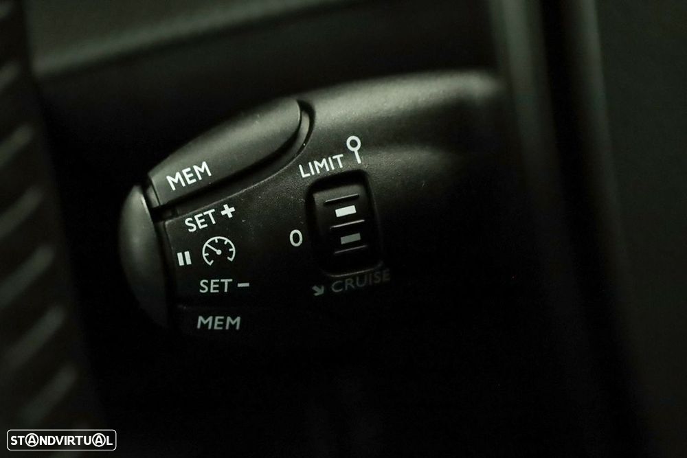 Peugeot 2008 1.2 PureTech Allure - 17