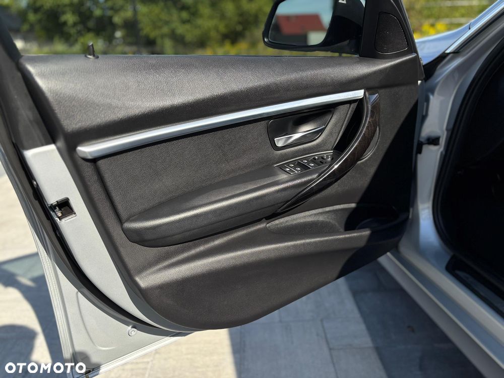 BMW Seria 3 330i Sport Line - 14