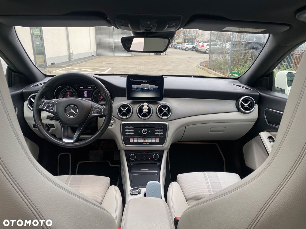 Mercedes-Benz CLA 180 7G-DCT - 10