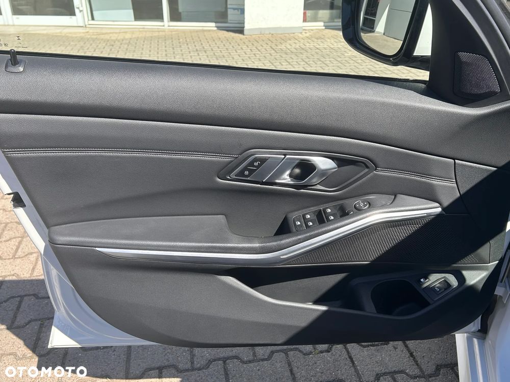 BMW Seria 3 320e xDrive Sport Line - 13