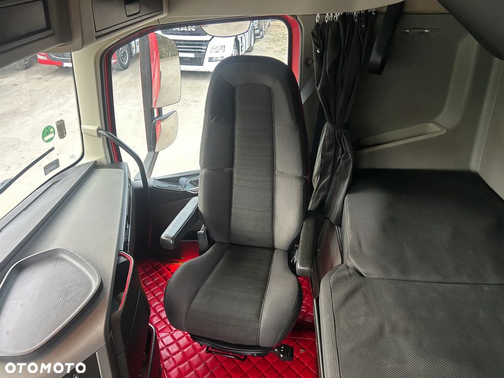 Volvo FH 460 AUTOMAT / HALOGENY ORUROWANIE / FULL SPOJLERY / OBRTOWE SIEDZENIE / KSENONY / LED / POLSKI SALON / PRZEBIEG 995 TYS. KM / EURO 6 / 2014 ROK !! - 32