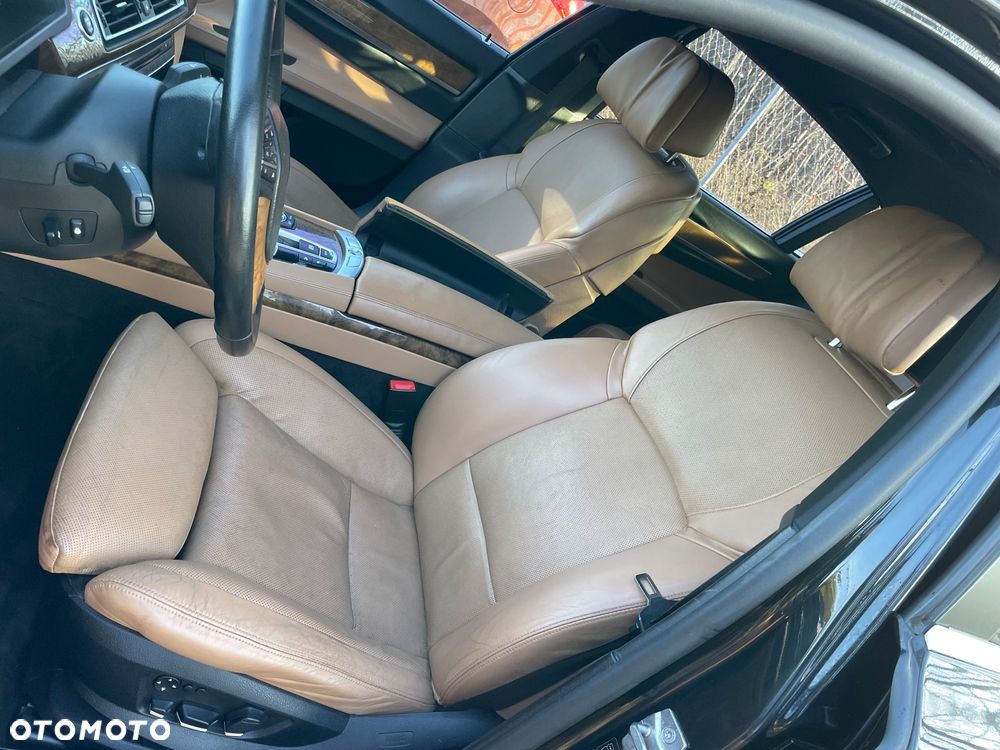 BMW Seria 7 750i L xDrive - 29