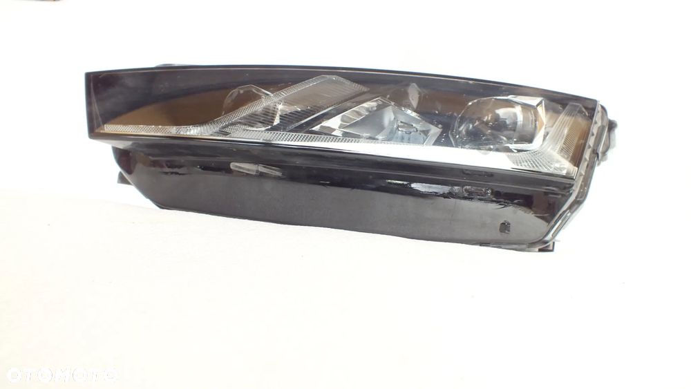 Lampa przednia lewa Skoda Octavia IV 5e4 - 2