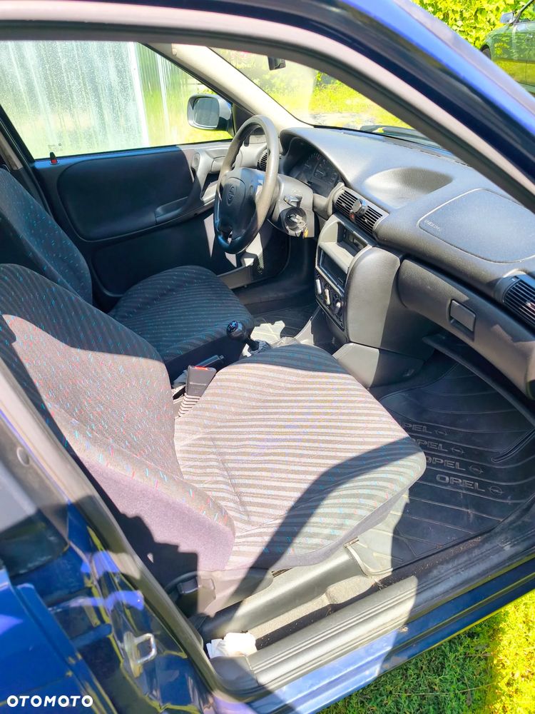 Opel Astra 1.6 - 17