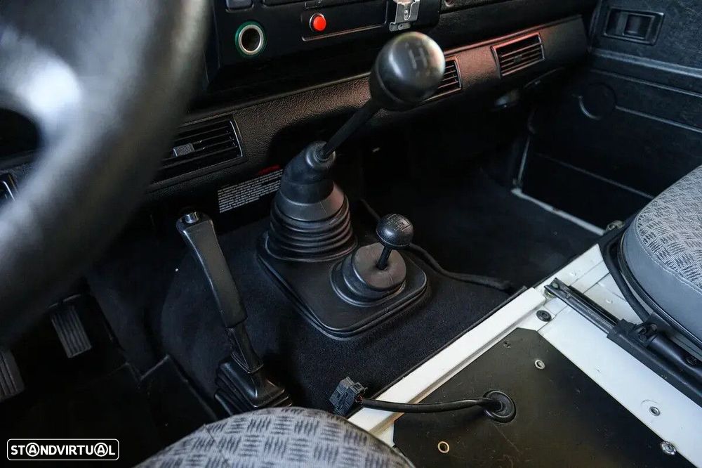 Land Rover Defender 90 2.5 Td5 E - 44