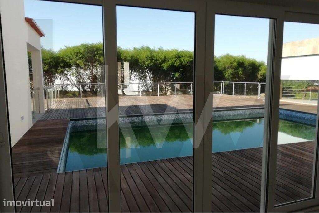 Moradia T4 isolada com piscina privativa e jardim - Belas Clube Campo - Grande imagem: 2/32
