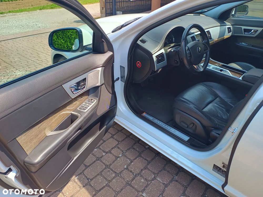 Jaguar XF 2.2 D Luxury - 19